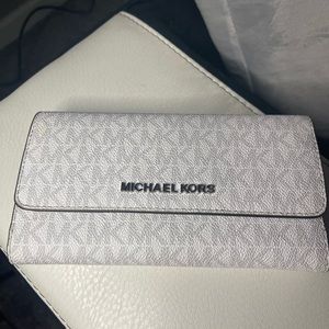 New with out tags Michael kors wallet